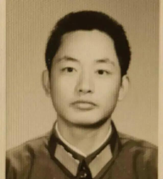 1984年云南边境，解放军排长李海欣在山路巡逻时遇到三名“战友”，他们热情和排长