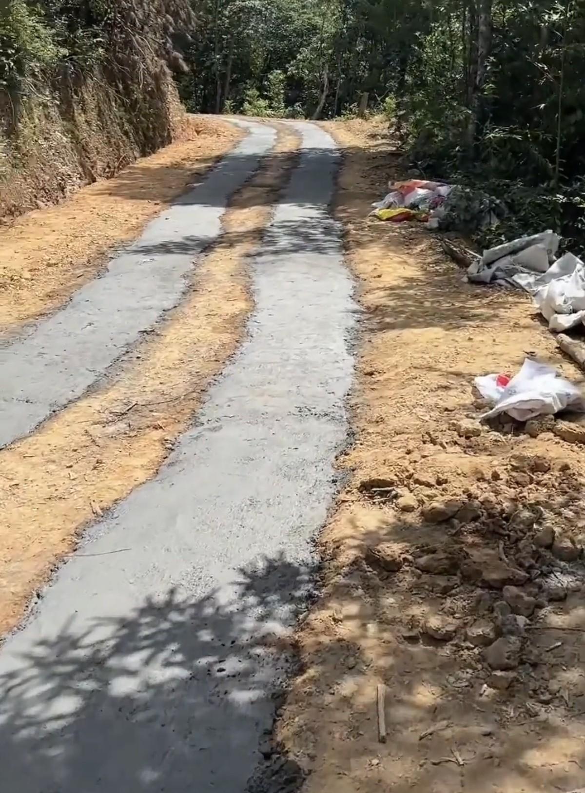 村里最后几户人家也通上水泥路了，以后再也不用走泥巴路了。
我们村是十五年前修的水