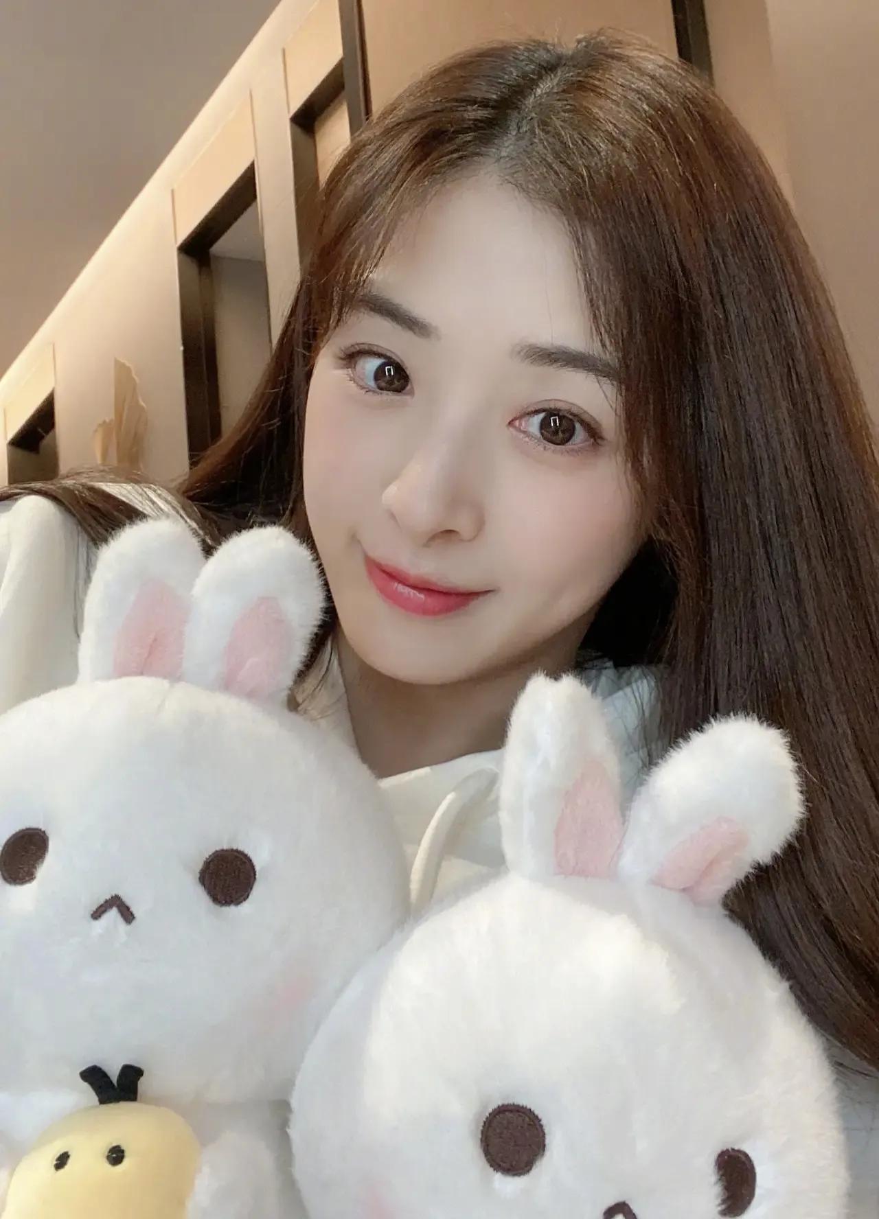 女星张含韵写真大合集：清新甜美、靓丽可爱
