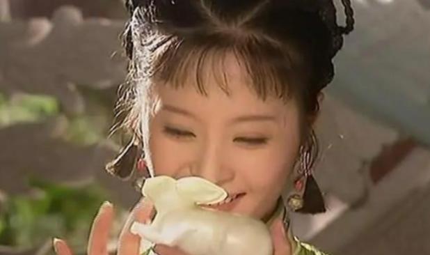 一天深夜，鳌拜经过女儿兰格格的房间，意外发现她与侍卫私会。鳌拜举刀要杀，女儿一句