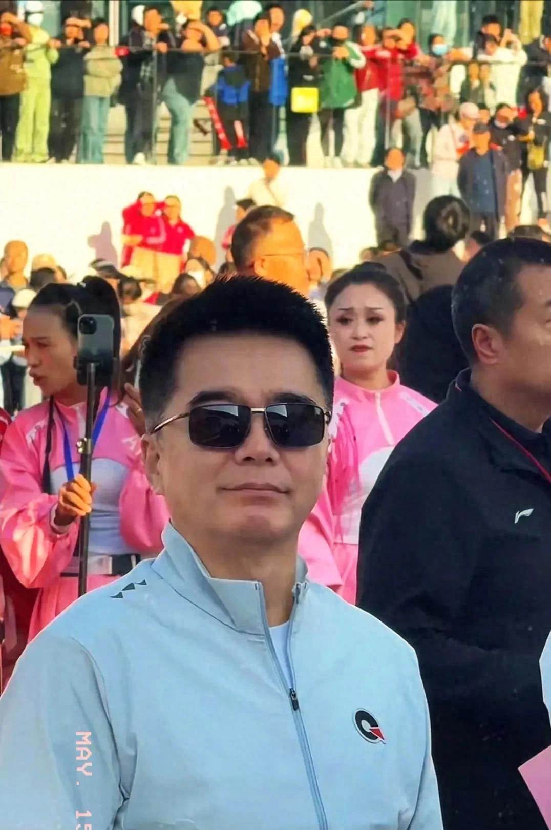 61岁许亚军回乡，这亲和力谁看了不说绝！
家人们，咱娱乐圈又有大热闹啦！就在20