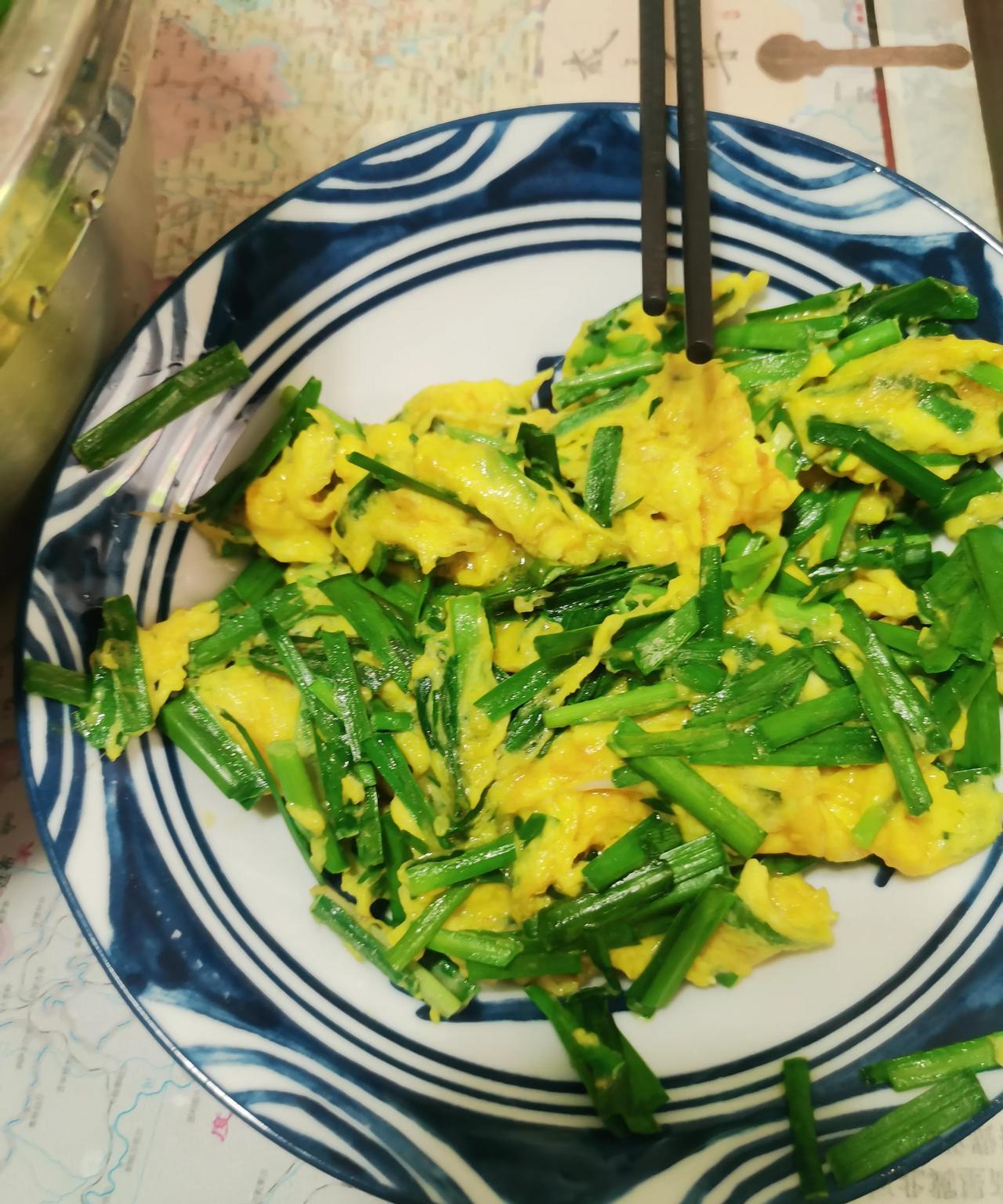 这烙饼卷韭菜炒鸡蛋。小生菜几片，炒盘豆角。[福][福][福][福][赞][赞][