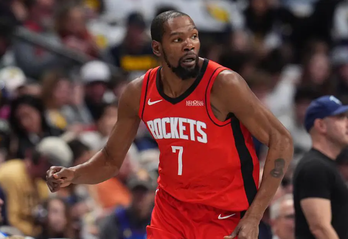 杜兰特单打是厉害，但会破坏掉每个球队的体系。以及陷入一打四看的地步。防守的时候也