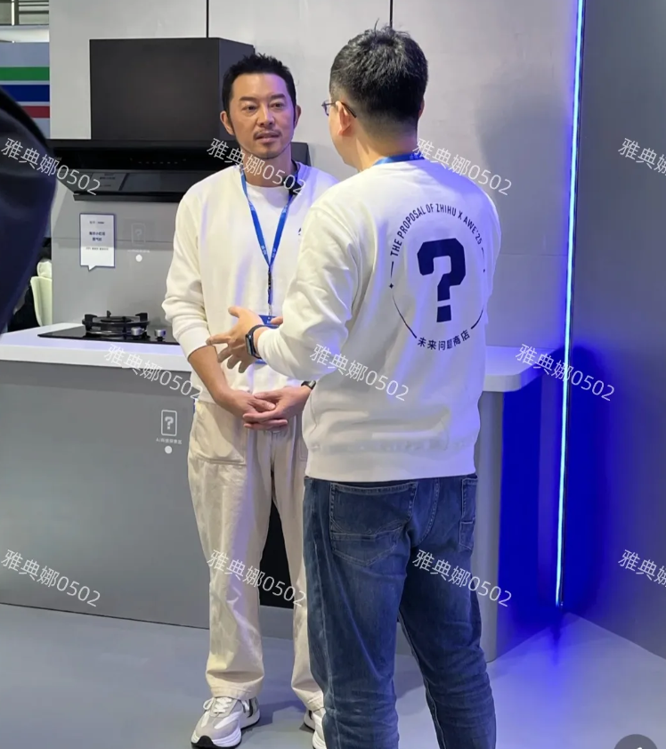 上海家电展偶遇沙溢，他真的瘦了好多，本人浓眉大眼很帅气，毛发很重眉毛胡子都很浓密