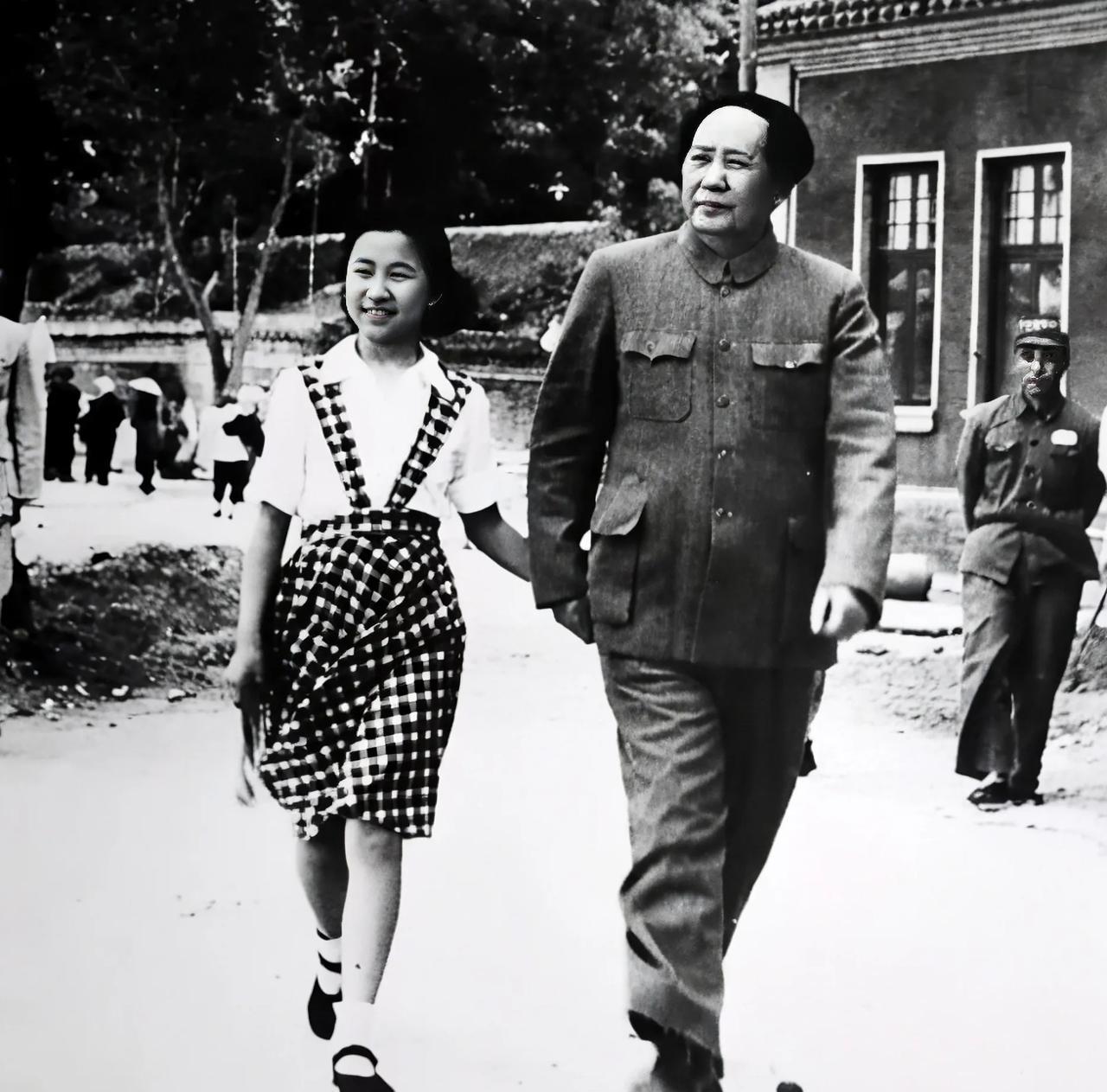 毛主席的这组照片非常珍贵，这是他难得的亲子时光，尽管他很忙，但是在陪伴孩子的明显