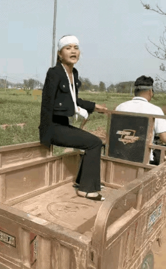 老乡诓老乡
摔了俊姑娘
车箱开了挂
假伤成真伤
视频继续拍
屁股朝了上
老乡见老