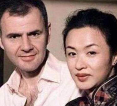 如一日，每晚回家躺在床上，不管多晚，丈夫都会在黑暗中摸过来，握住她的手，轻轻按压