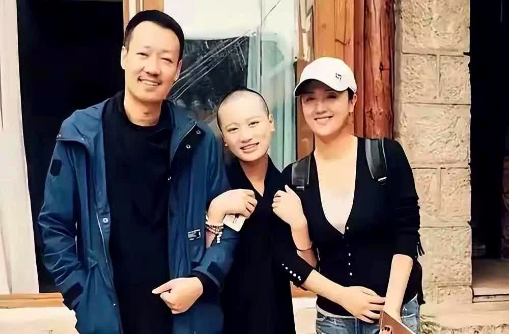 有时候真的不能埋怨辛柏青四月份还允许朱媛媛外出工作，毕竟有些人只有做事情的时候，