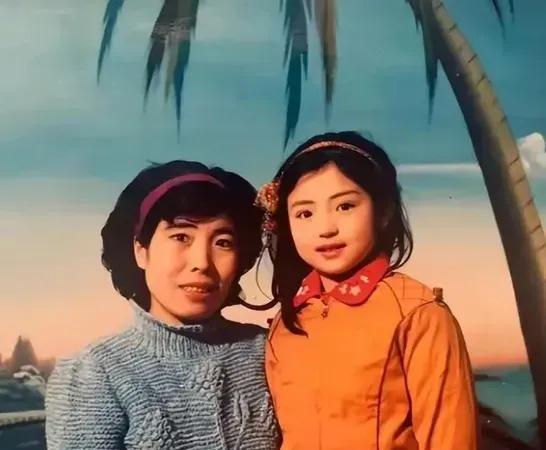 董璇曾说过她小时候她妈妈周围的同事都夸她漂亮，人人都知道她妈妈有个漂亮女儿。
作