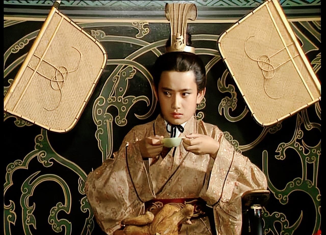 三国时，吴国皇帝孙亮很喜欢吃蜂蜜，他用梅子蘸蜂蜜吃时，竟然在其中发现了几颗黑乎乎