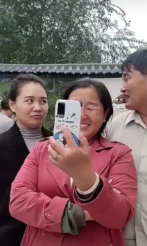 每次看到这张图片就想笑[捂脸][捂脸][捂脸]。
看到大衣哥和袁庆眉目传情的的眼