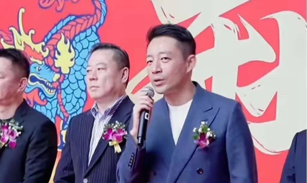 汪小菲开业与大S下葬











什么？大S刚下葬汪小菲就开业？是不是