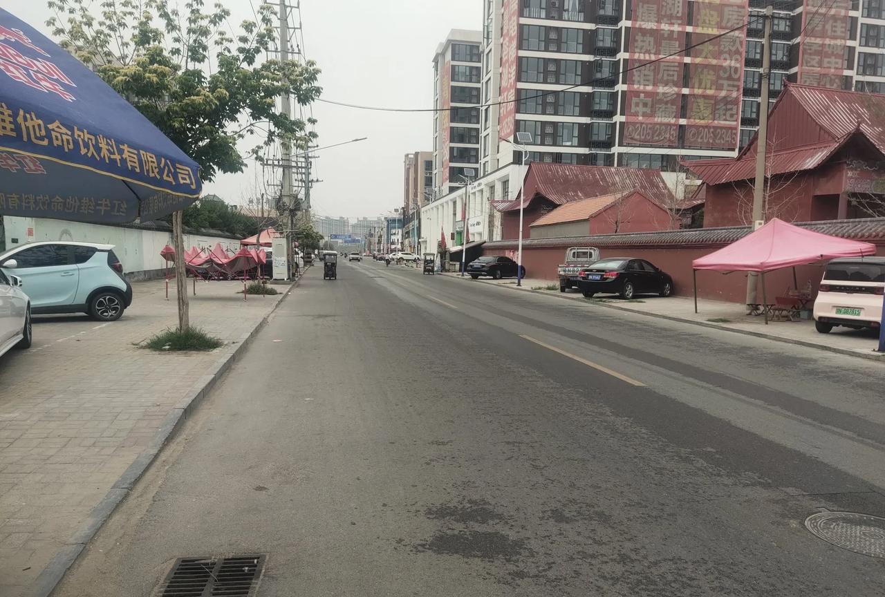 今夜凌晨三点
睡不着了
焦虑吗
压力吗
五点起床出来摆卦摊，
到城皇庙路边上
等