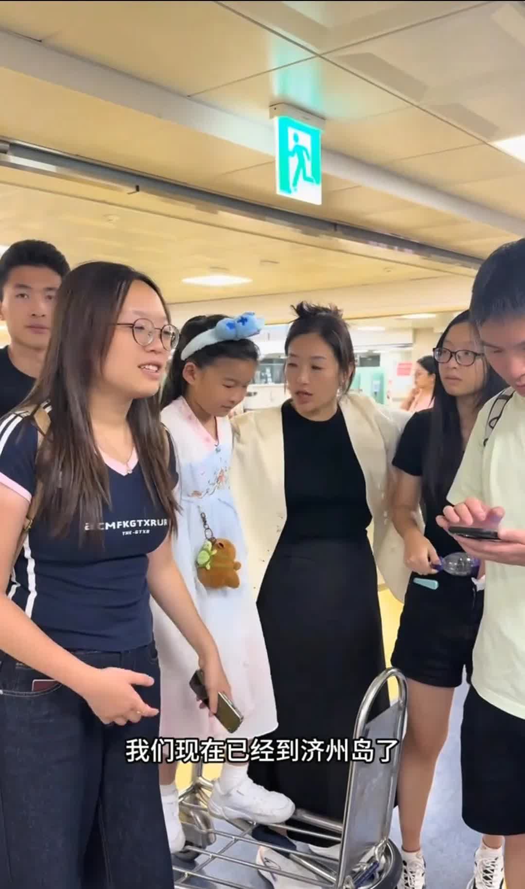 谢浩男一行人带完货之后
去了韩国济州岛玩了，他们刚到济州岛说是天气比较凉爽，没