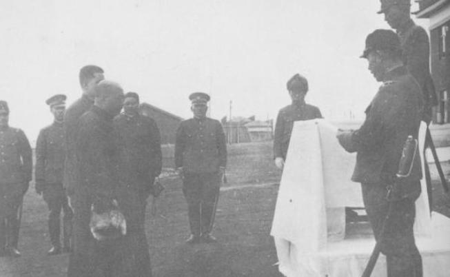 1946年11月，为非作歹的大土匪谢文东被我东北民主联军活捉，他向看守人员提出了