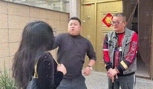 某地一做媳妇的毫无底线，气得老公当着自己父亲的面，狠狠地扇了她一个重重的巴掌。