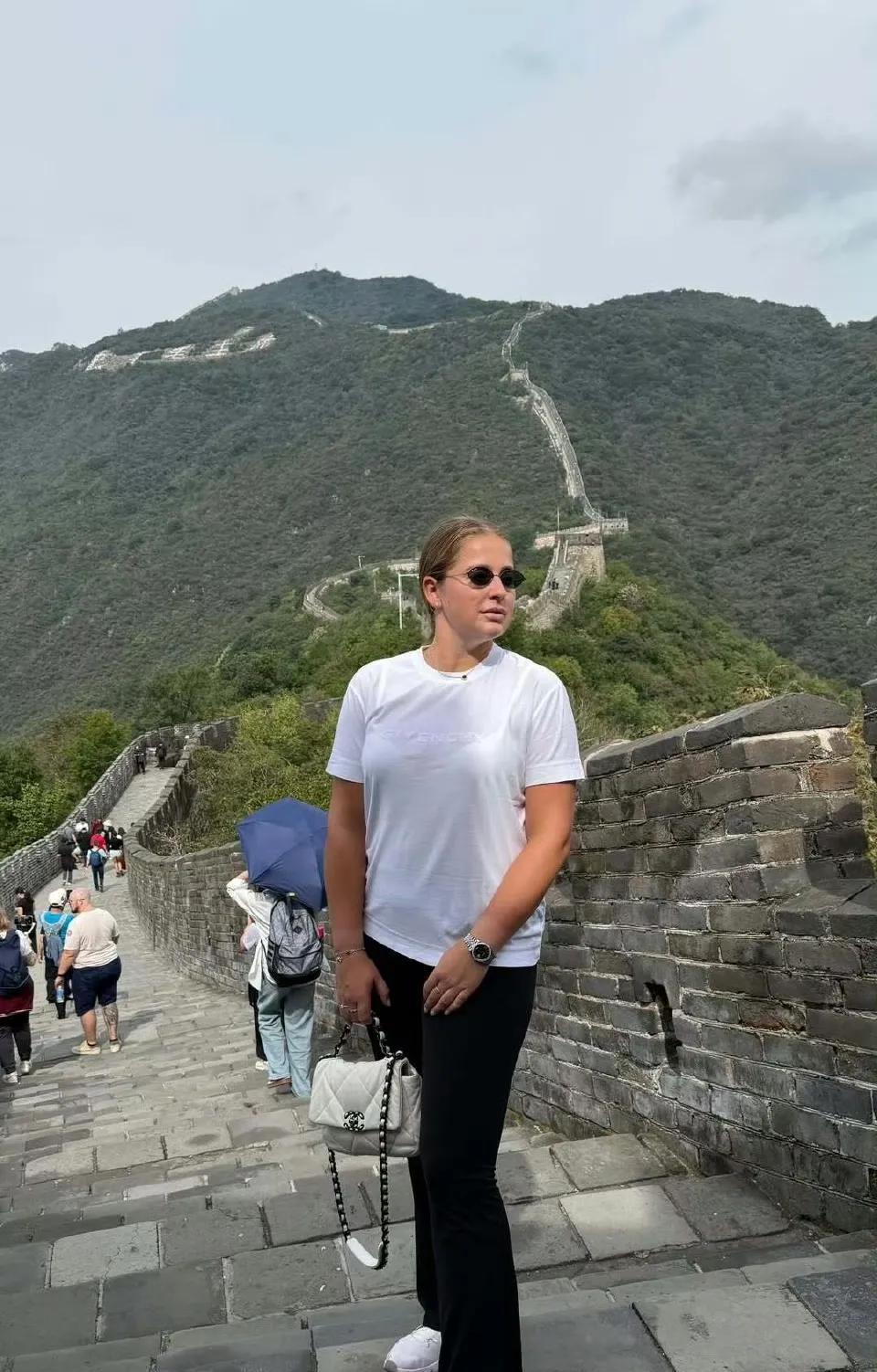 奥胖这体能真不是盖的！
来到北京还没倒好时差，她就去爬长城了。
站在巍峨的长城上