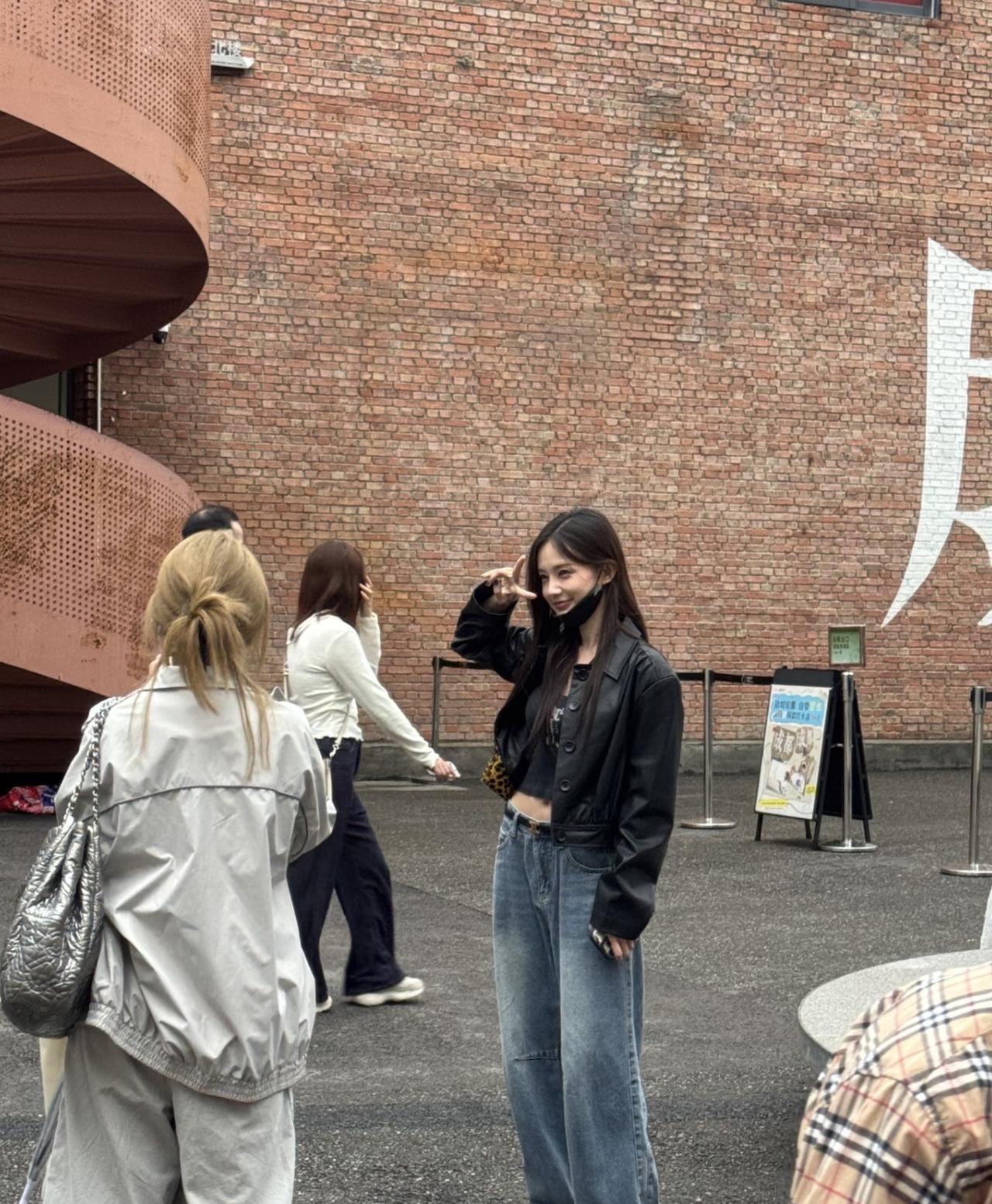 9月28日，有位网友在成都偶遇李一桐，她现身东郊街头的画面。
李一桐长发飘飘，对