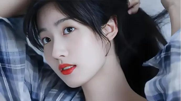 曾经的卢昱晓带着少女的灵动可爱，而瘦身之后，她的气质已然焕然一新。