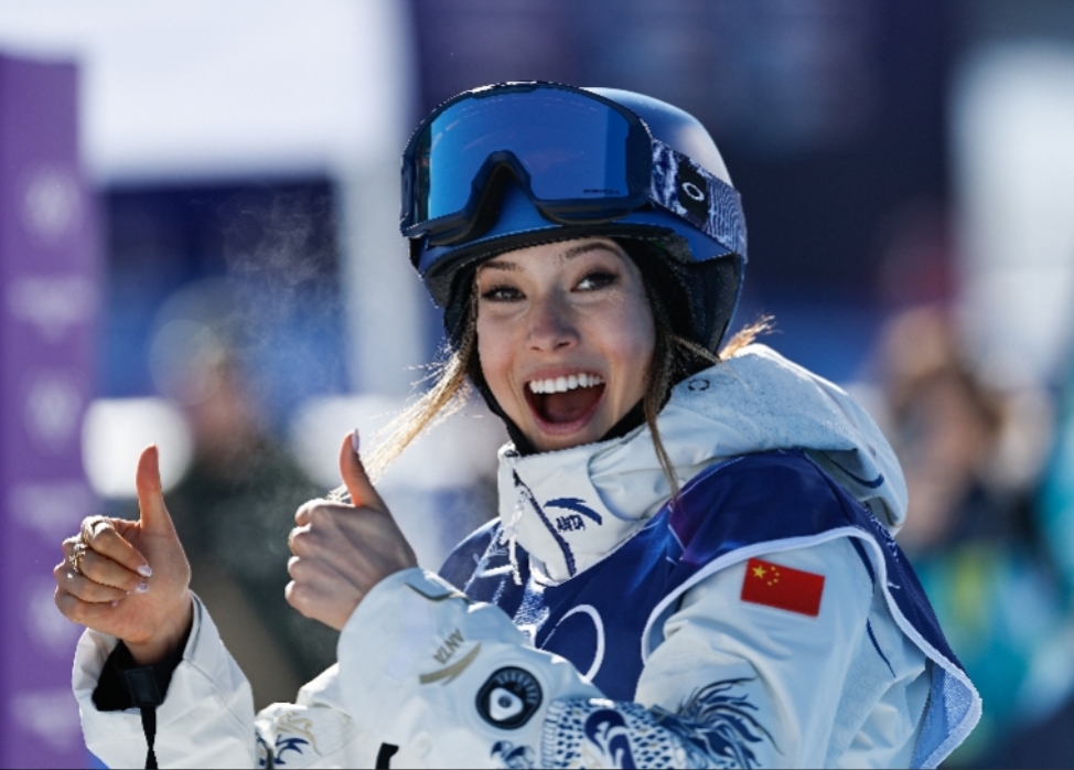 谷爱凌首滑摔倒迅速调整晋级，玩笑回应失误“抱歉吓到大家”
南都讯 记者汪雅云北京