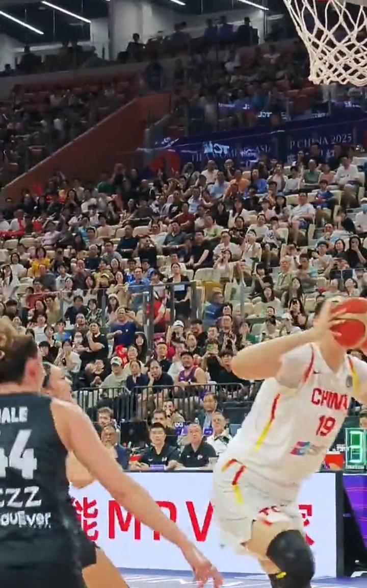 从上场到点燃全场只要10秒，中国女篮张子宇从上场到得分只用10秒。
记得点赞关注