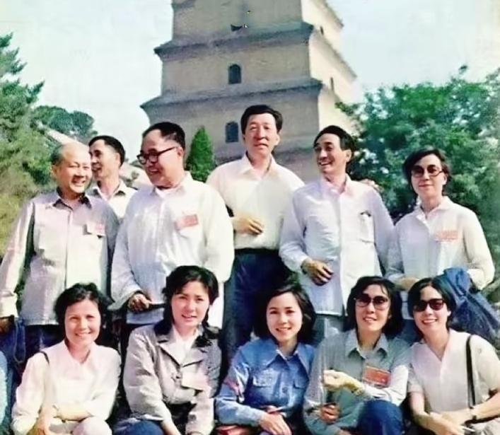 80年代，电影演员们在西安大雁塔下的一张留影
