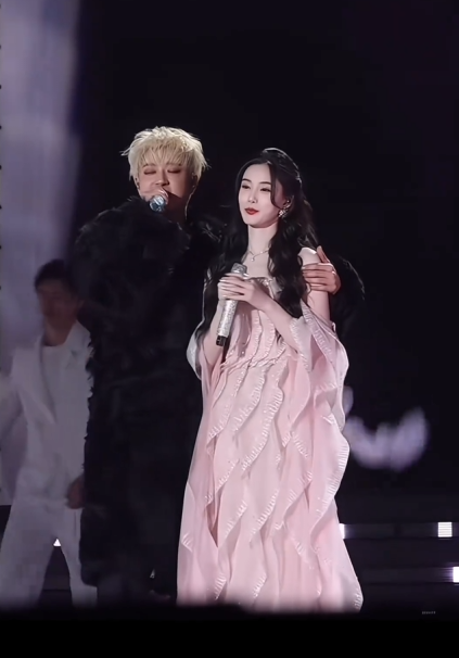 在家没亲够吗。。。观众也是你们play的一环 ​​​