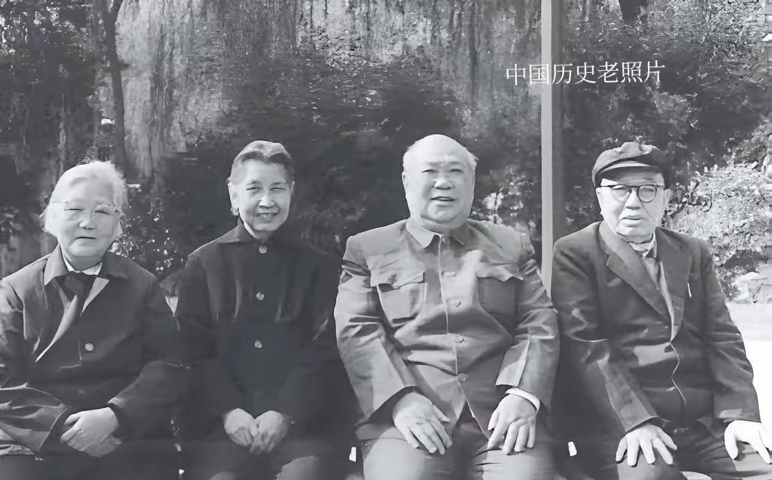 珍贵的黑白老照片。
难得一见的照片 ，曾志与老战友彭儒（左一）谭震林（右一）江华
