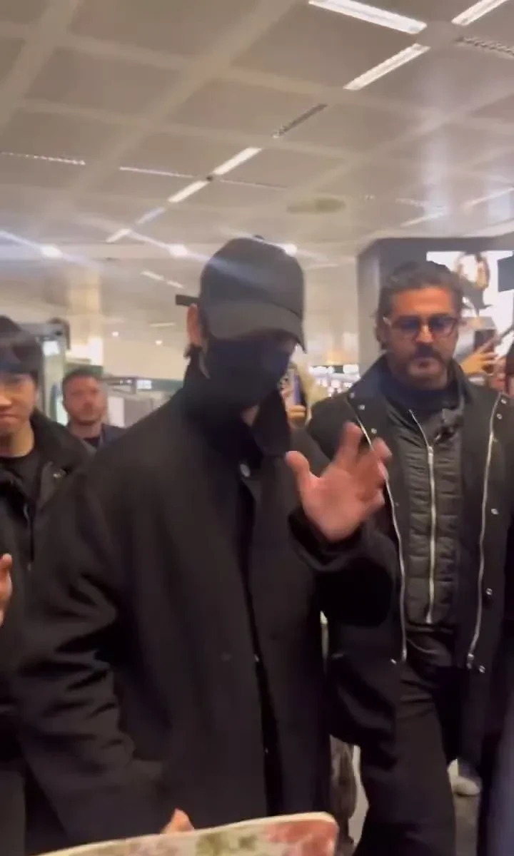 金秀贤机场与表哥同行











怎么回事？金秀贤居然和表哥一起出现在