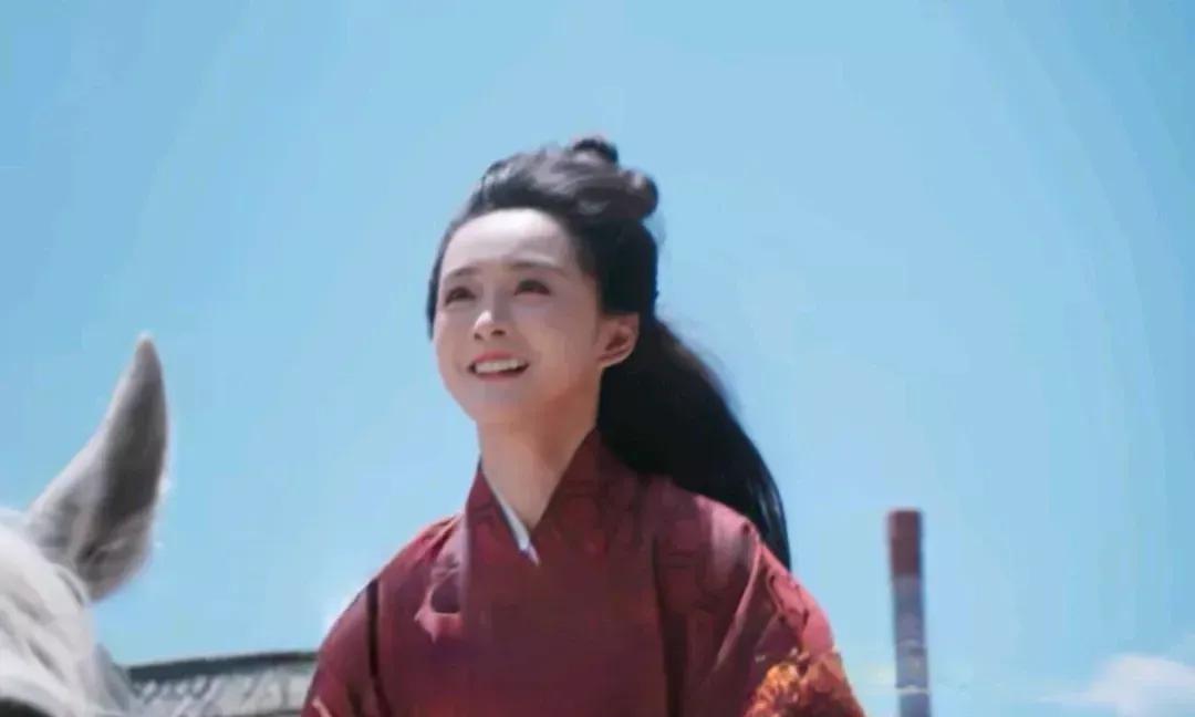 《雁回时》庄语山骑着白马从齐王府逃离的时候，她身上没有任何金银细软装饰，但笑容却