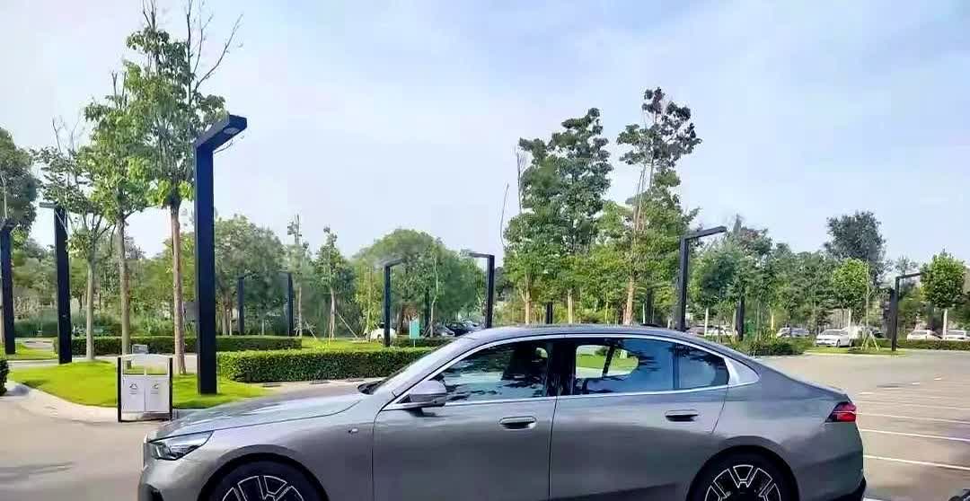 哥们儿问我，现在入手一台宝马5系Li，出门还能镇得住场子不？

现在开这车图