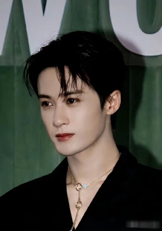 刘大锤曝檀健次这件事只是一个前菜
狗仔刘大锤直播时说，檀健次最近的负面舆论是有人