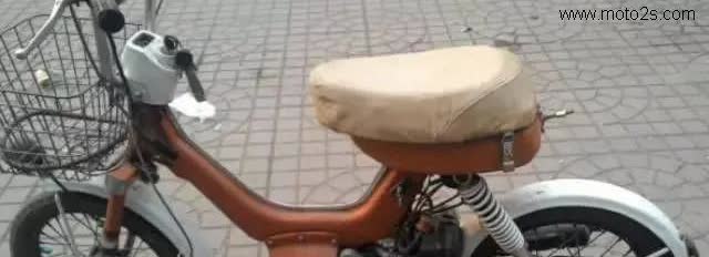 80年代末期，父母托在北方某机械厂的亲戚以内部价格800元买了一辆轻便小摩托-明