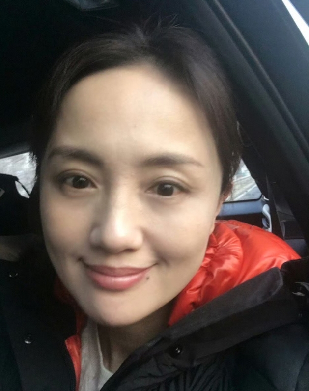 我把朱媛媛的照片拿给奶奶看。 
奶奶沉默许久。 
突然开口，问这个女的是不是和丈