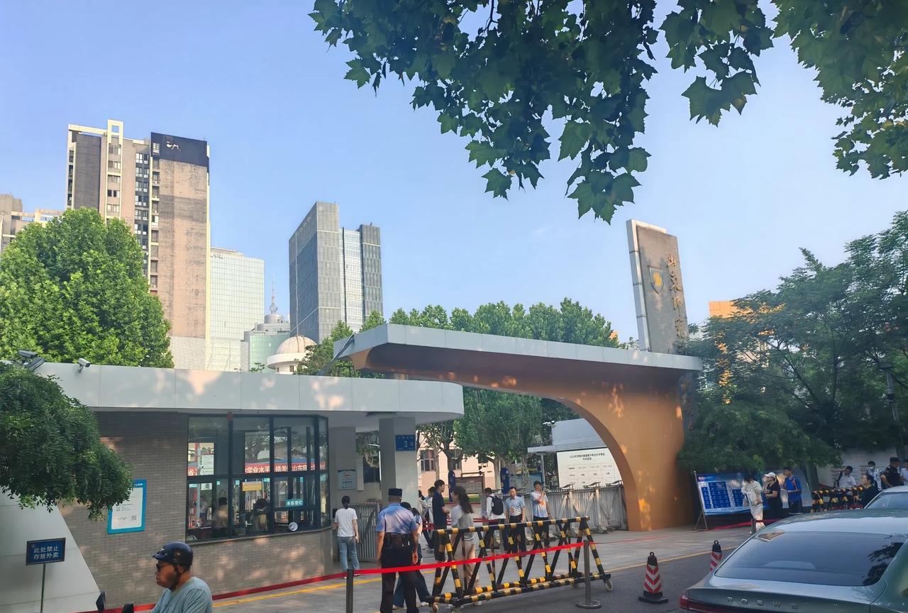 今天是女儿参加高考合格考的日子，因为儿子幼儿园有集体游玩活动，我才难得有机会来送