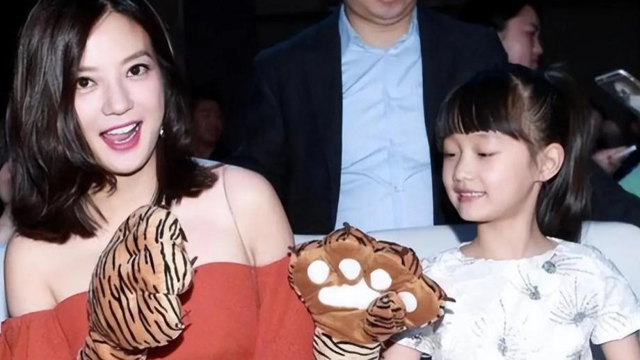 赵薇“女儿”因长得太好看！被全网禁止整容，如今17岁变化太大！
