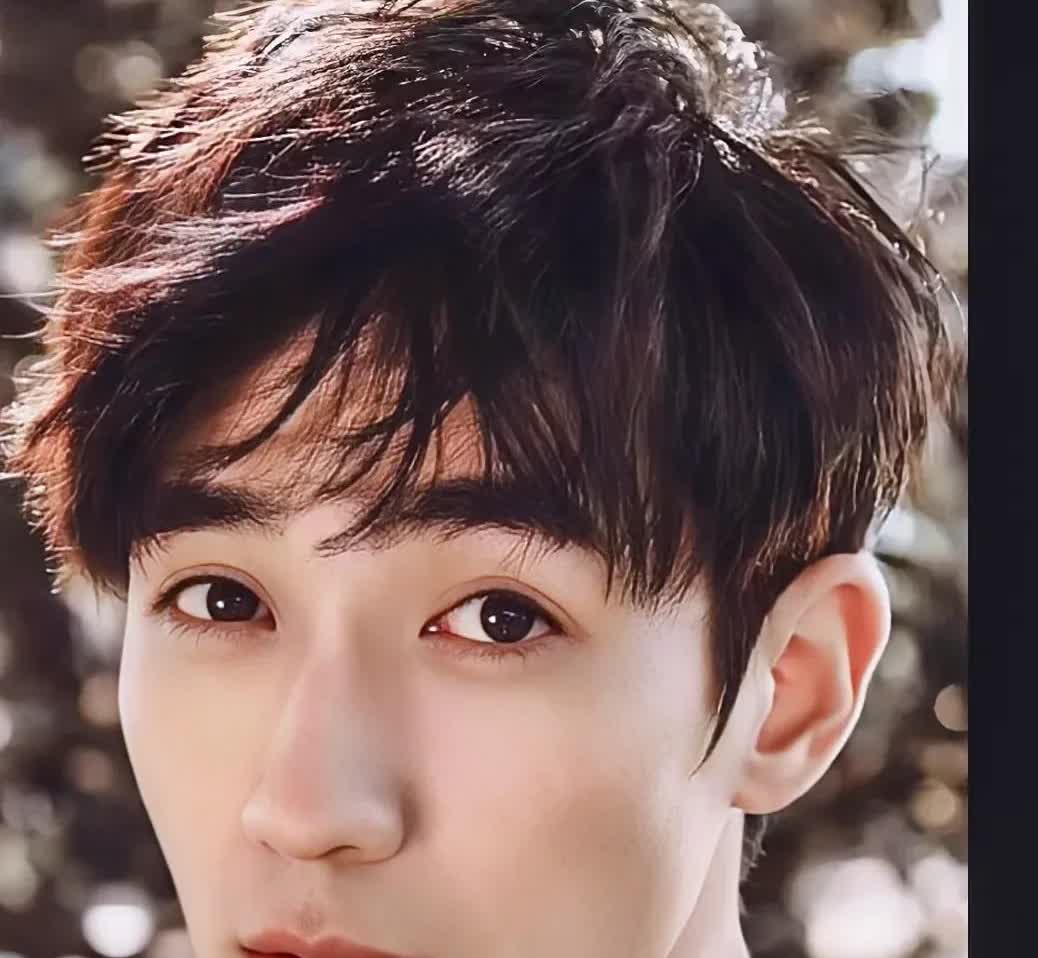 没人觉得朱一龙很可怕吗？
不是因为他演了《消失的她》，也不是因为他年纪轻轻拿影