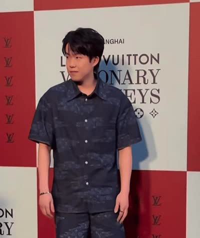 被一堆🎤围着的王楚钦，上一秒还酷拽帅气地站在场边，结果下一秒突然愣住，脸上写满