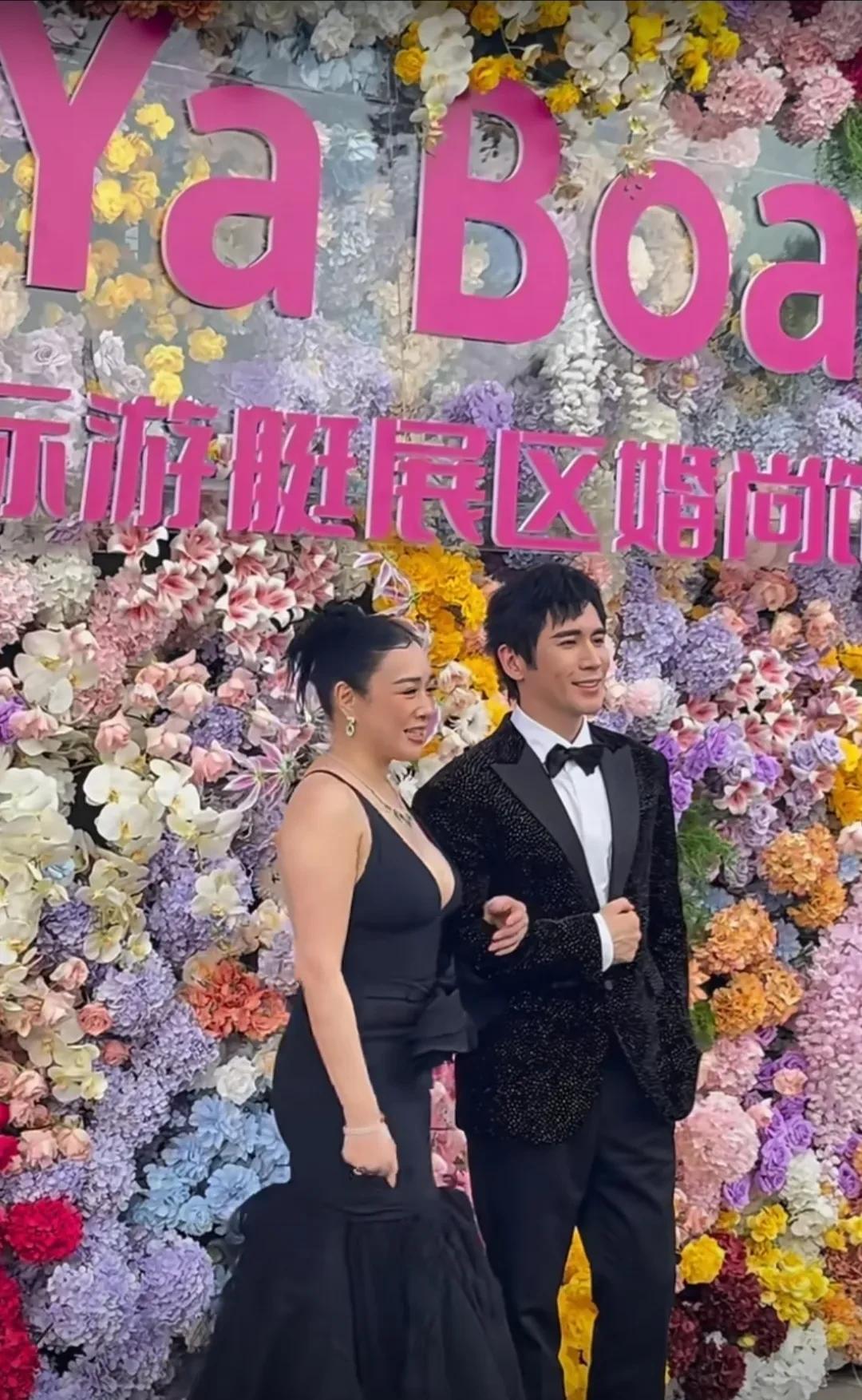 钟丽缇啥都好，
就是不会选衣服！
54岁的钟丽缇和42岁的老公现身三亚。作为三娃