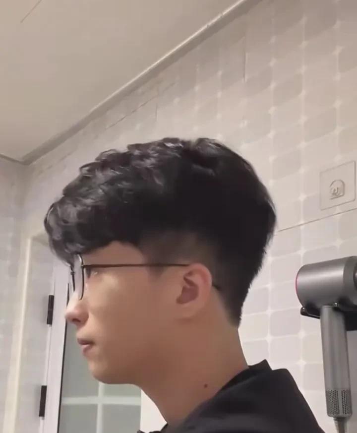 一拿下来就变成技术大拿了？面试程序员时被嫌弃经验太少，男子马上摘掉假发，没想到竟