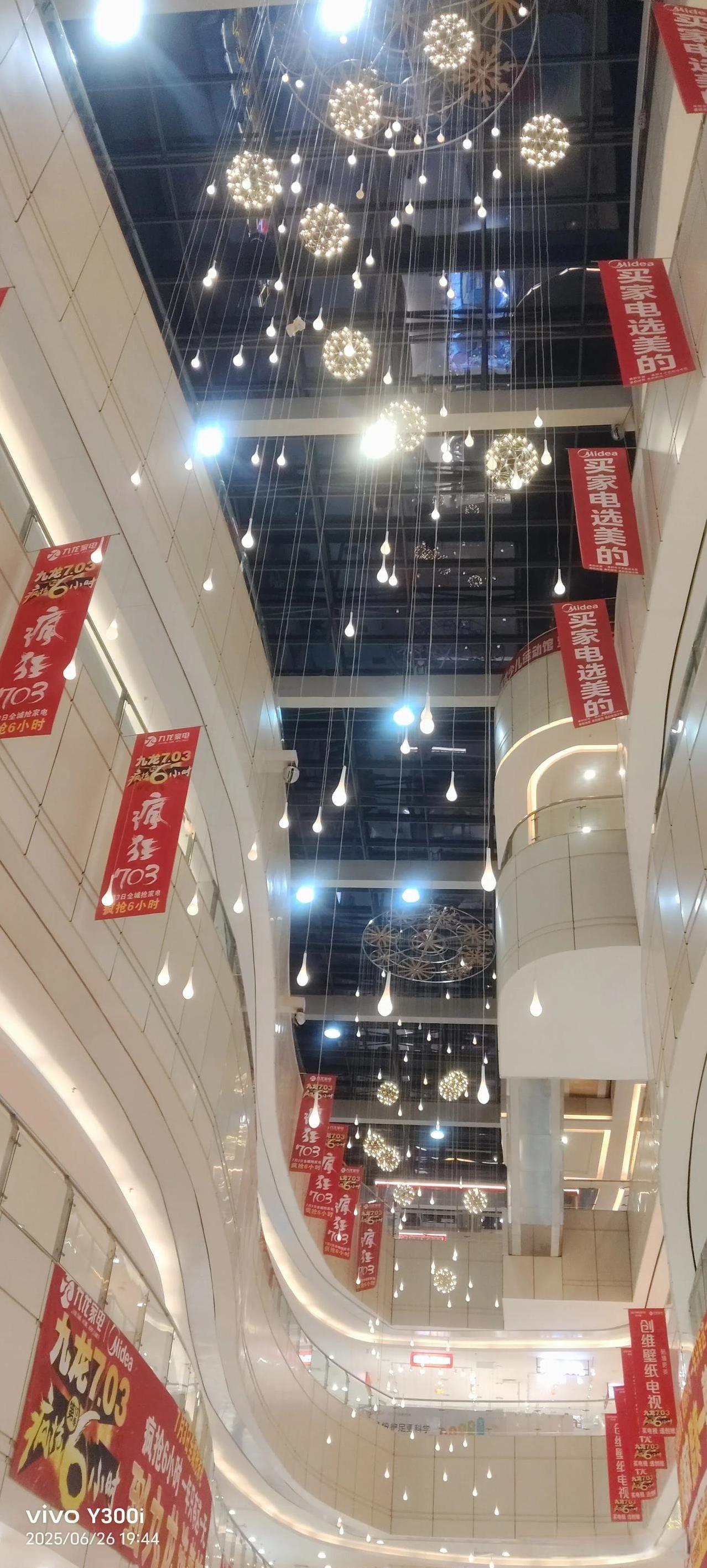 周六晚上六七点钟的超市。一种清新，明净的感觉，心情特别好。
点点灯光，把超市装点