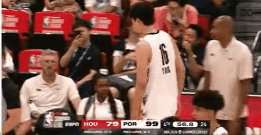 杨翰森在NBA夏季联赛又有新动态！
这小子真给国人长脸，虽说才20岁，在赛场上那