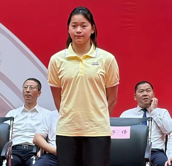 新生的全红婵怎么这么乖呢？但这肉眼可见的胖还是毁了孩子！
图中全红婵的体态明显发
