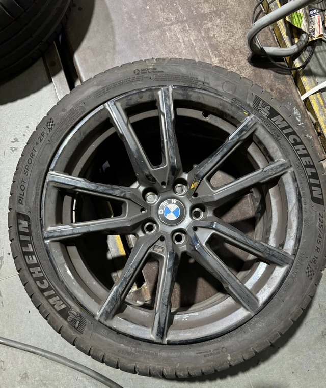 3系轮毂安装盘没有钢印
图一23款325li轮毂拆下，安装盘没有图二那些钢印，有