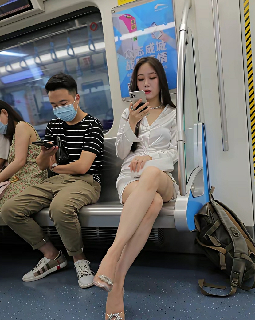 地铁上人挺多，都低头看手机