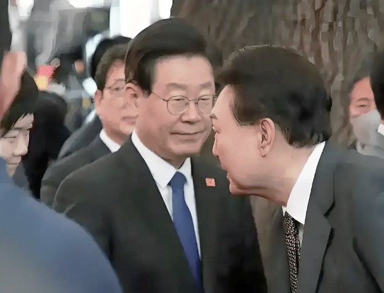 韩德洙宣布参选韩国总统之位，他究竟有多大的胜算呢？

其一，韩德洙身为代总统与韩
