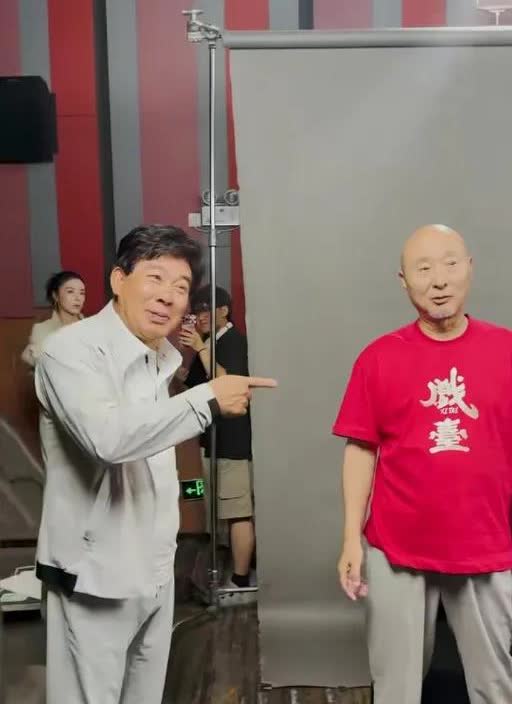 陈佩斯和朱时茂在北京首映礼同框啦！一见面就聊得热火朝天，满脸藏不住的开心。想当年