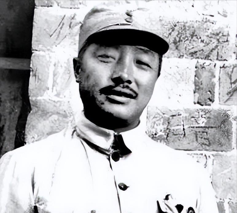 长征期间，国民党的飞机几乎每次都能准确无误地轰炸到红军，贺龙就想出了一个妙计，让