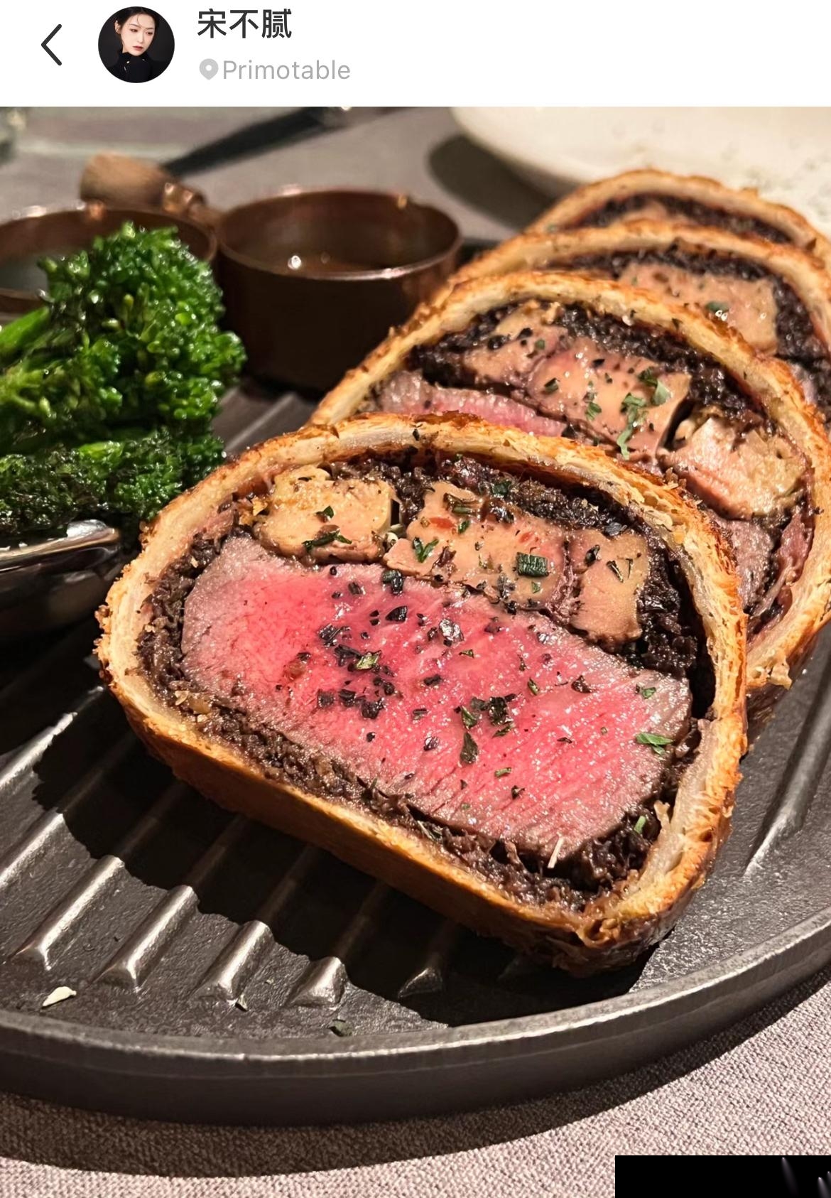 网友：理论上惠灵顿牛排也是月饼，因为都是酥皮包肉，所以惠灵顿牛排是一种鲜肉月饼，