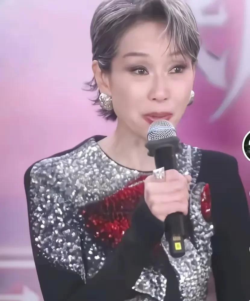 浪姐最出彩的两个人叶童和侯佩岑，在舞台上，叶童闪闪发光，在总结会上用英语发文，却